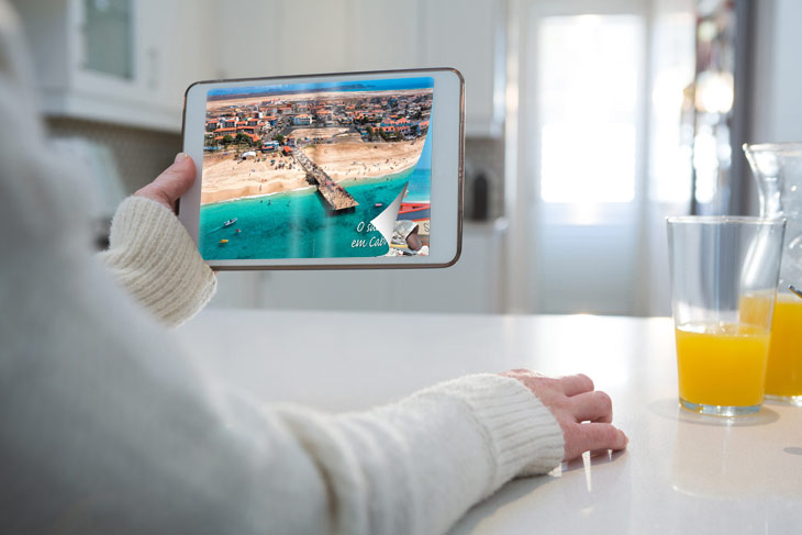 Revista digital PDF com um efeito de flip no Tablet