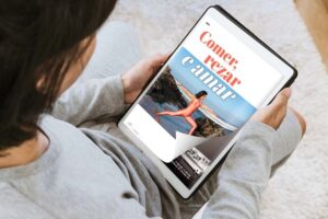 Revista digital PDF com um efeito de flip no Tablet